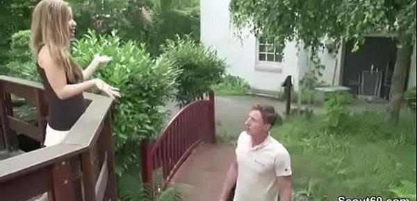  Teen wird vom Vermieter mit riesen Schwanz im Garten gefickt